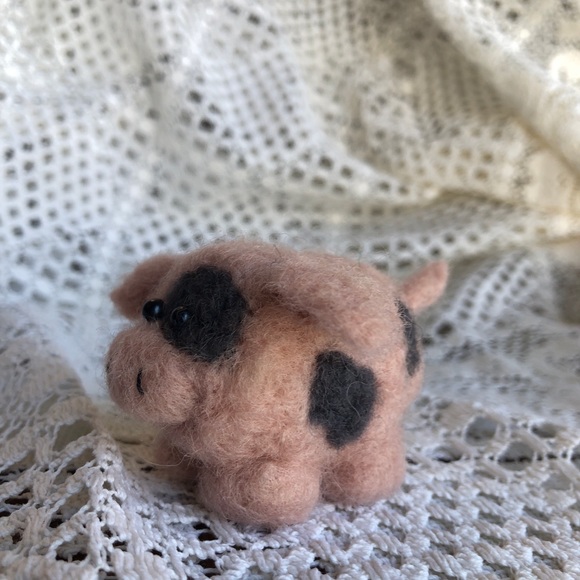 Handmade Needle Felted farm pig - Picture 6 of 16